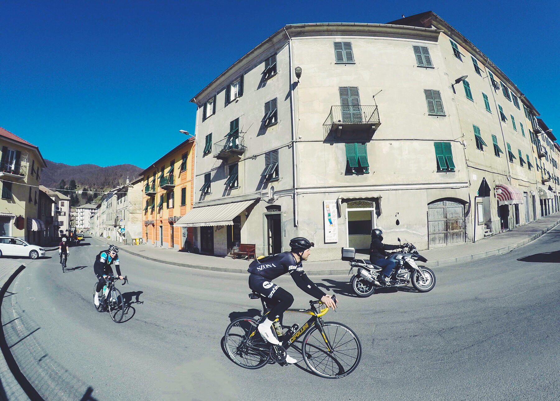 Masone. 150 km trasy wyścigu Mediolan-San Remo.